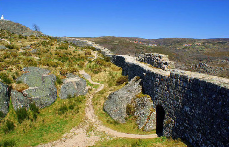 Castillo de Castro Laboreiro 768x494